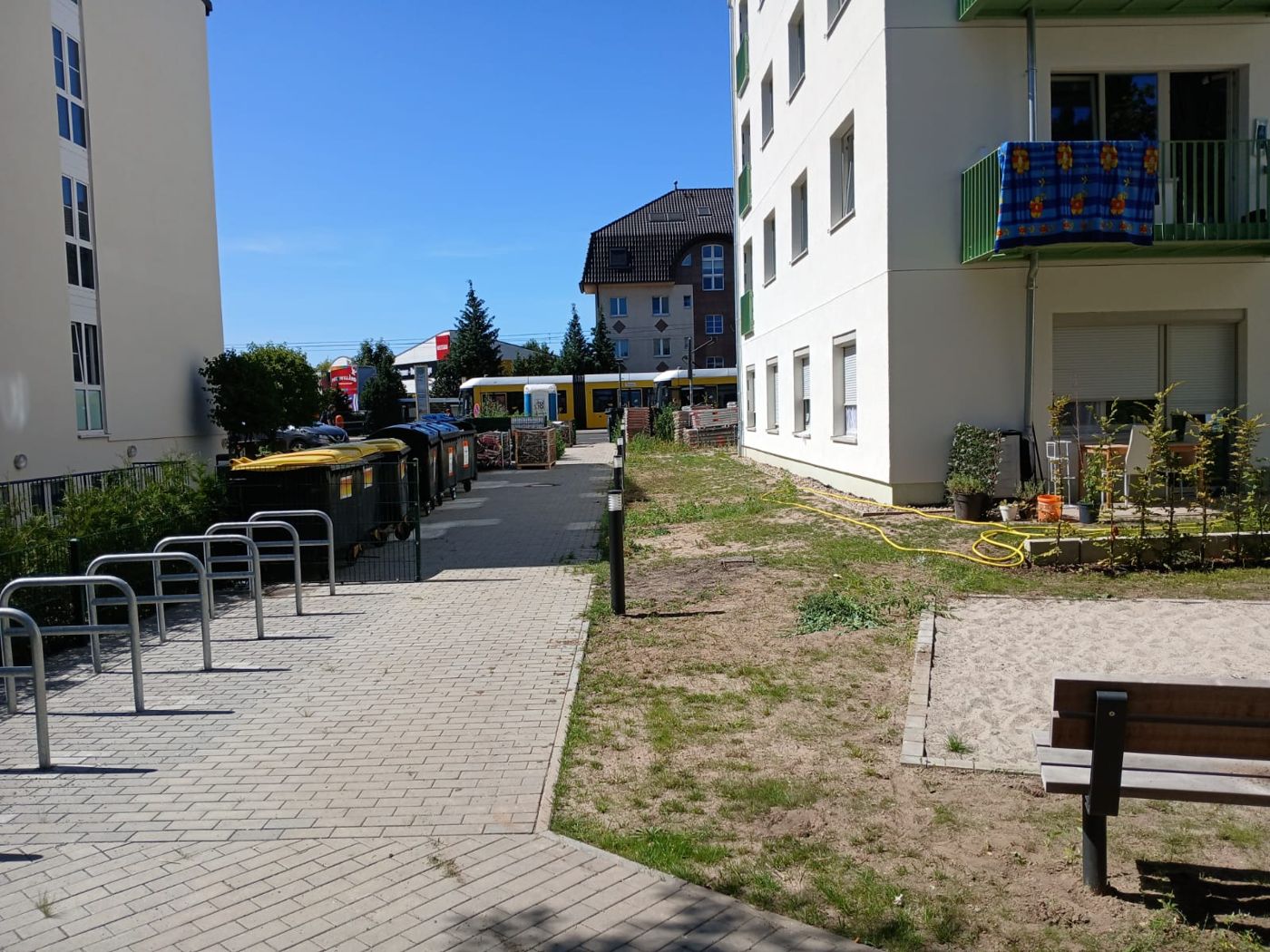 Außenanlage mit Weg und Rasen