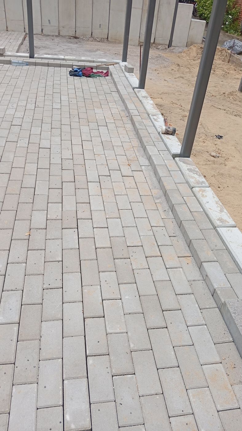 Betonpflaster mit Randeinfassung