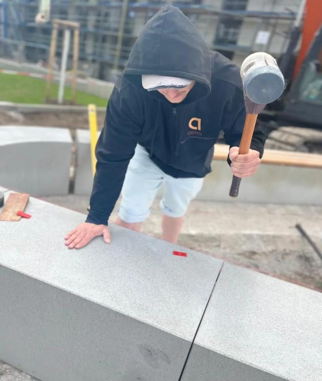 Blockstufen und Mauerabdeckungen setzen