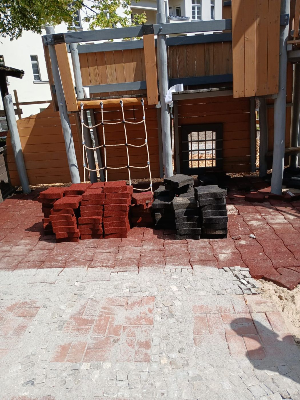 Fallschutzplatten und Pflaster
