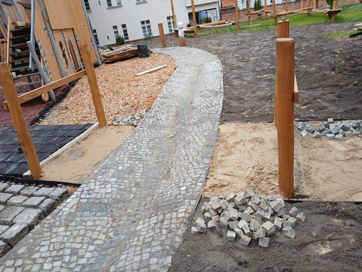 Geschwungener Weg aus Mosaikpflaster