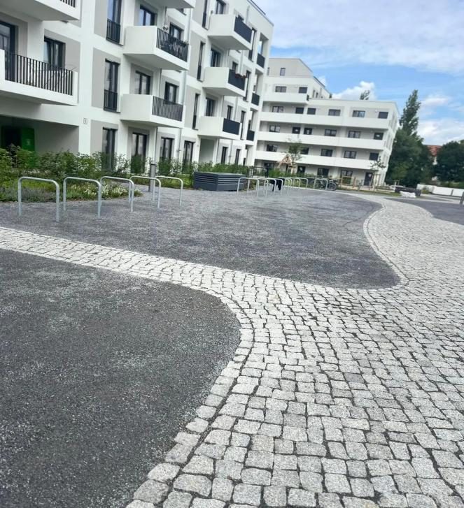 Natursteinpflaster und Wege in einer Wohnanlage