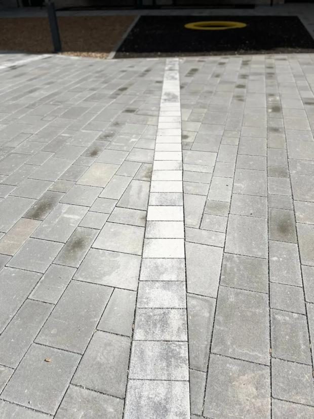 Plattenbelag mit Leitstreifen