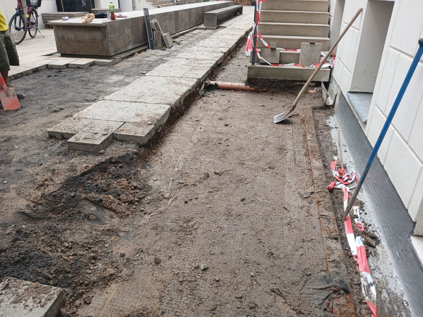 Platten aufnehmen und Unterbau erneuern