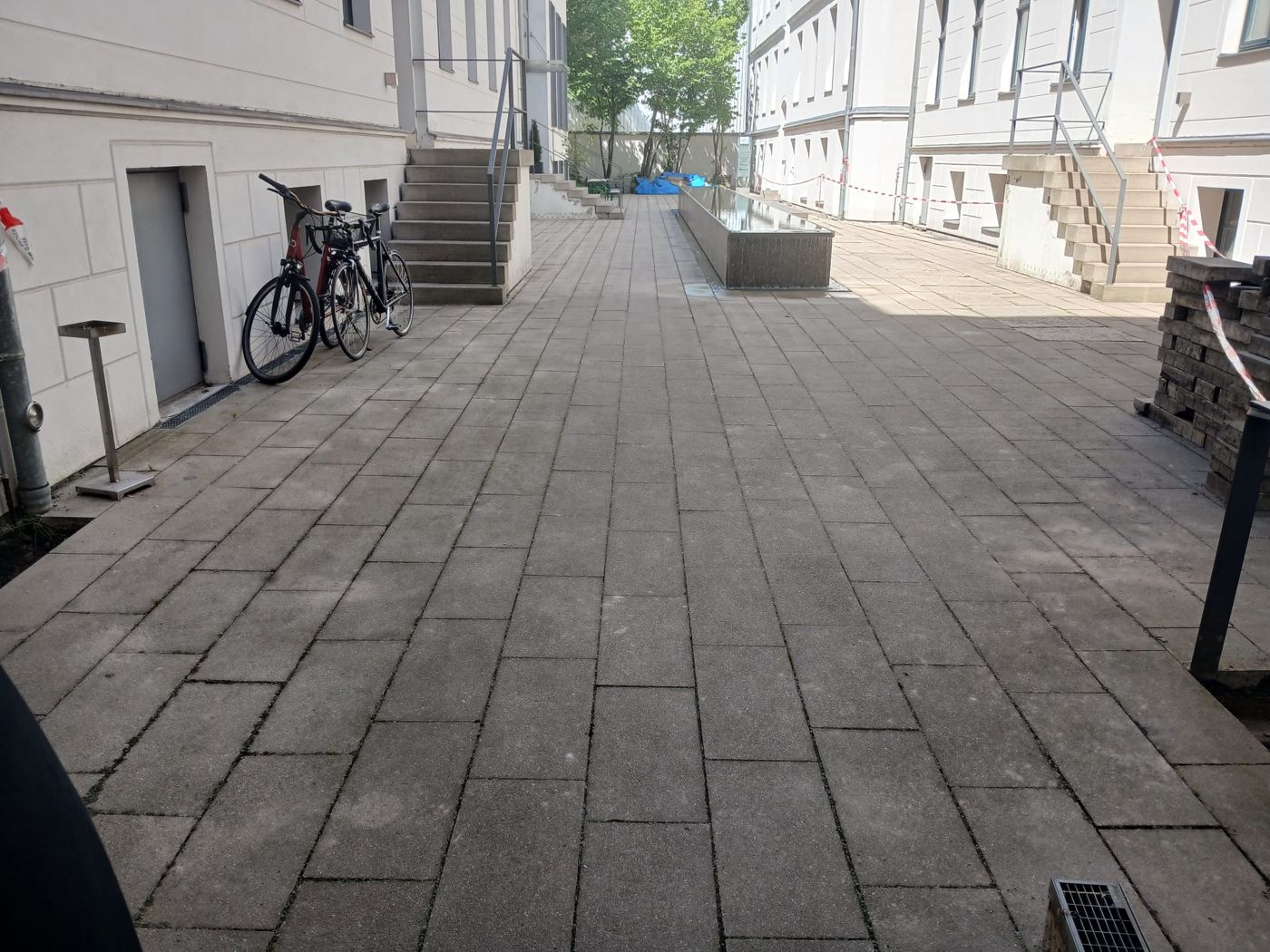 Fertiger Plattenbelag im Innenhof