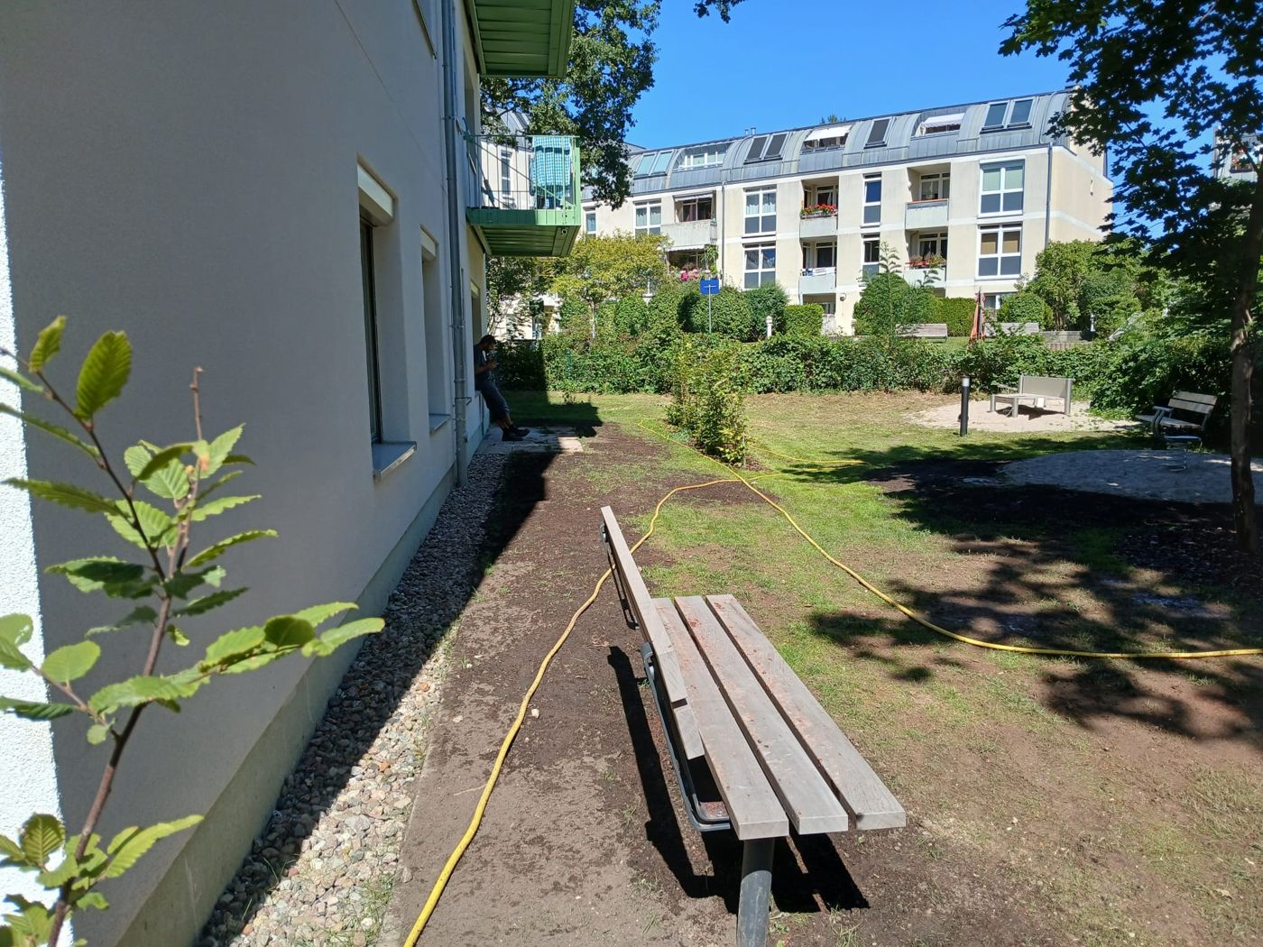 Oberboden entlang der Fassade