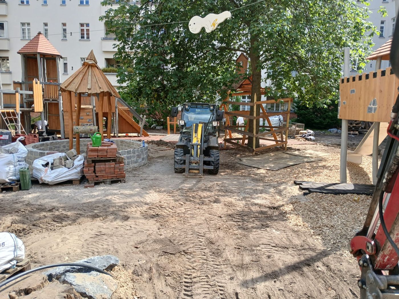 Spielplatz im Innenhof während der Bauzeit