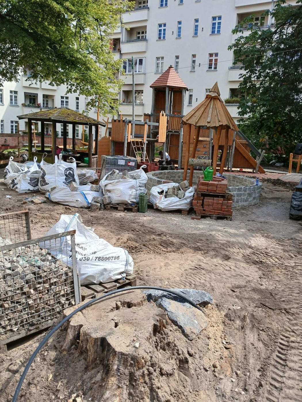 Material und Geräte auf der Spielplatzbaustelle