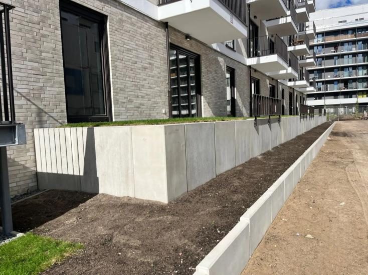 Stützwand aus Winkelsteinen mit Beetanlage
