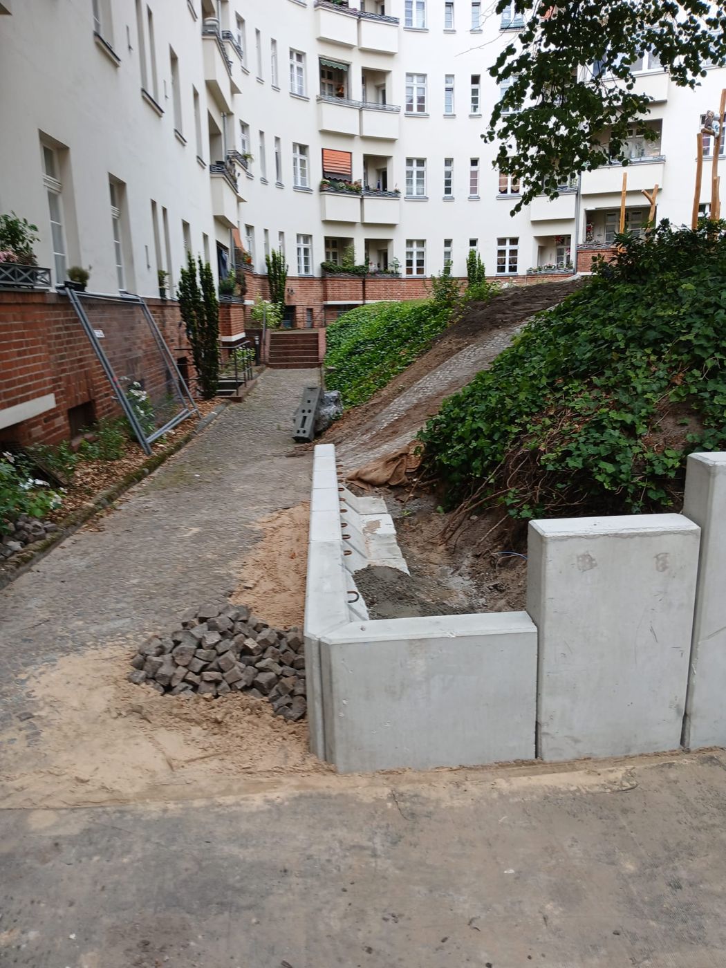 Winkelsteine an einer Hofzufahrt