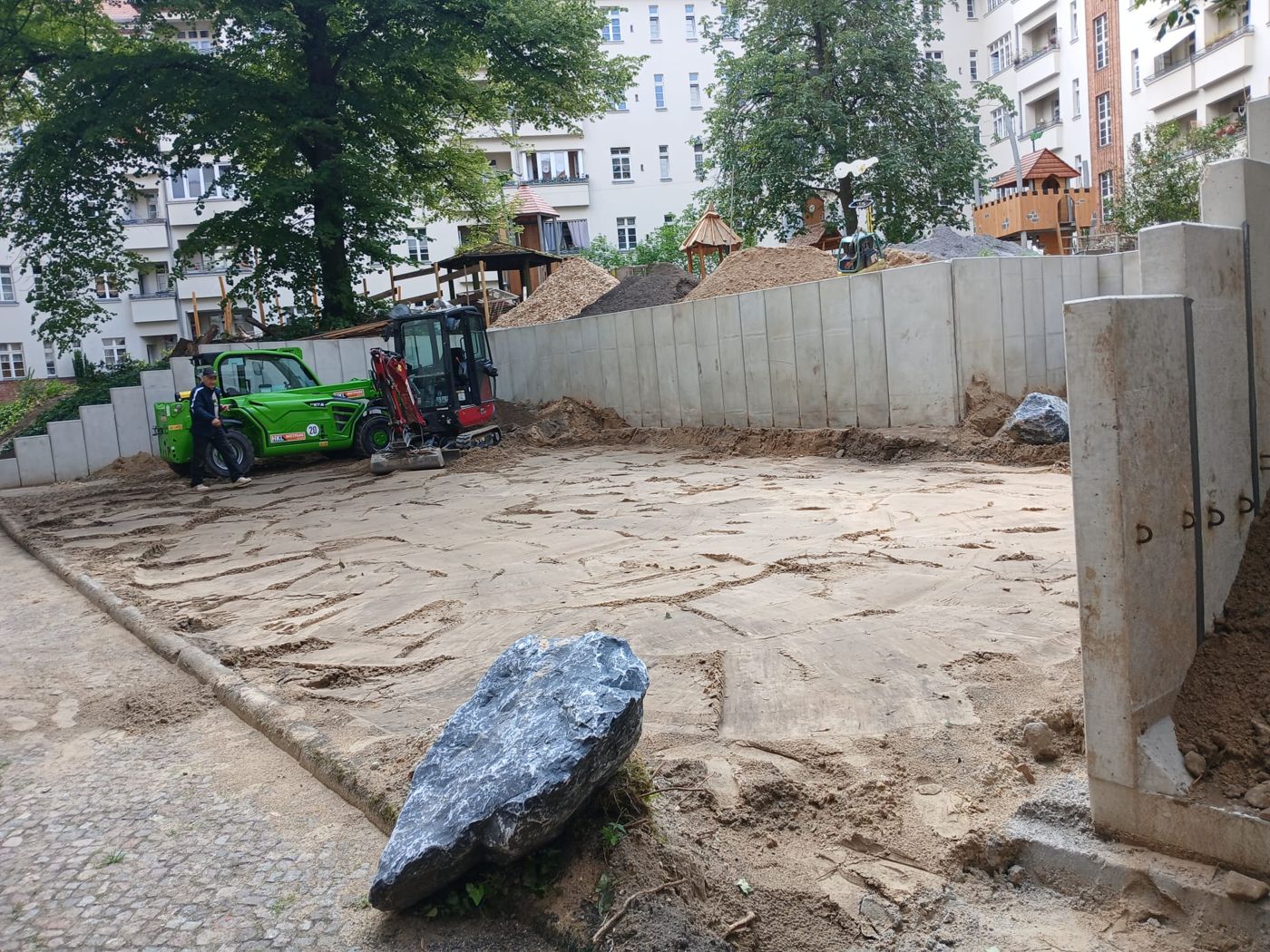 Hohe Stützwand aus Winkelsteinen
